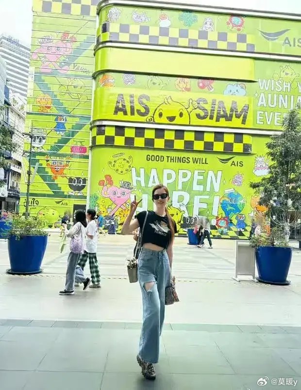 刘亦菲晒泰国旅行随拍刘亦菲近日在泰国旅行时，晒出了一组随拍，照片中的她美丽又可爱