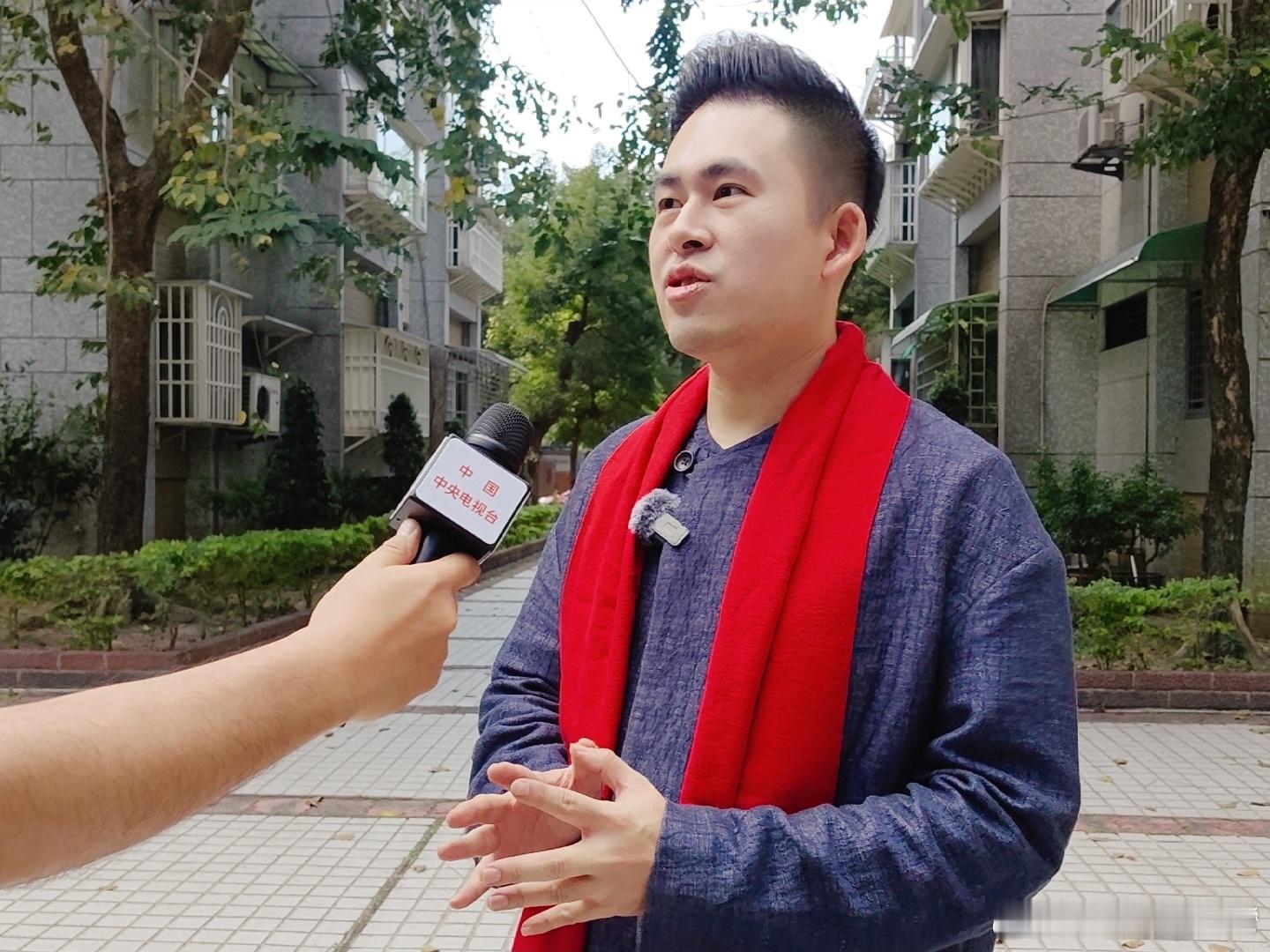 明天就是除夕了，下午继续出门工作，先接受央视驻台记者采访，谈丙午马年新愿，我想虽