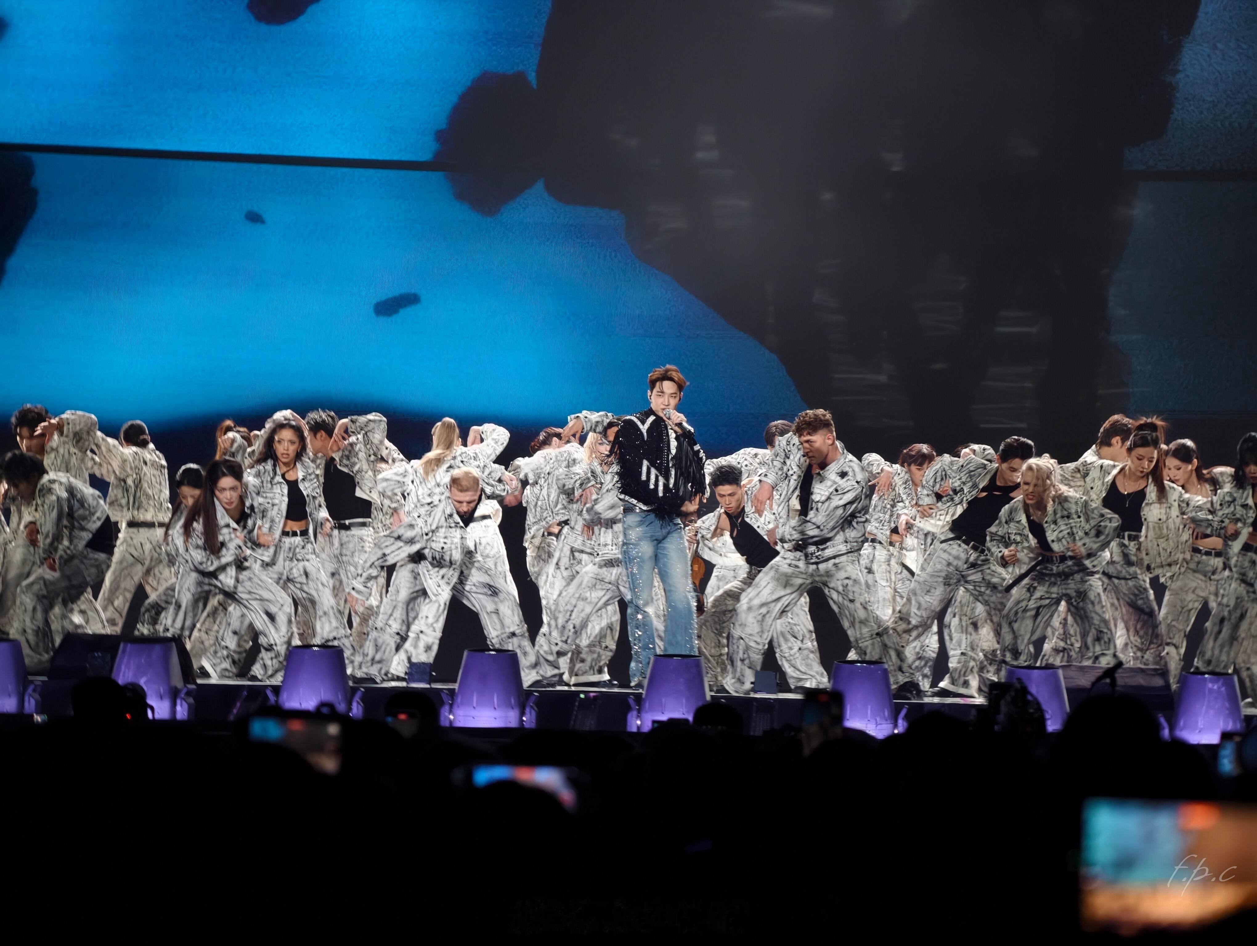 刘宪华嗓子唱哑了这不是跨年表演，这是刘宪华的年度技能大阅兵！vocal、舞蹈、乐