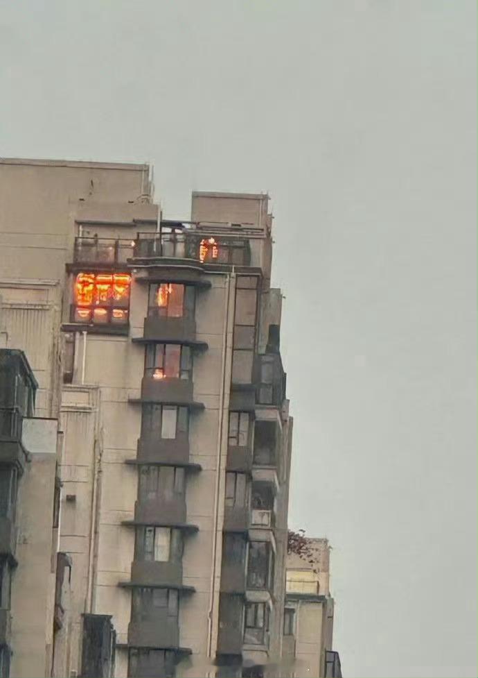 把自家装修成这样是怎么想的，对面楼的住户一个月打了5次119 