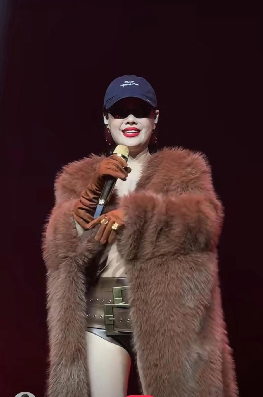 巨星出山了！
不服不行，
话说谁见过袁娅维深圳体育场的演唱会这么开唱！

她开口