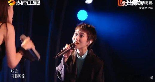 一场充满巧思的舞台！欧阳娜娜大提琴伴奏氛围感十足，温柔和声锦上添花，两人配合松弛