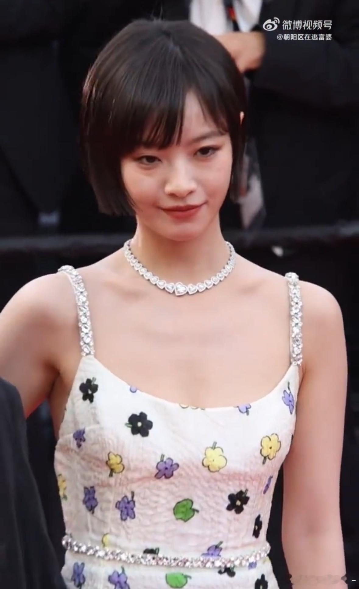 李庚希逐梦戛纳圆满收官 风衣配南法的阳光，棒球帽加黑框眼镜，她这一路的造型都透着