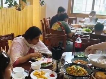 浙江杭州一家餐厅，一名嫁印度男子的女子宴请男方多名印度亲属，席间印度亲友让服务员