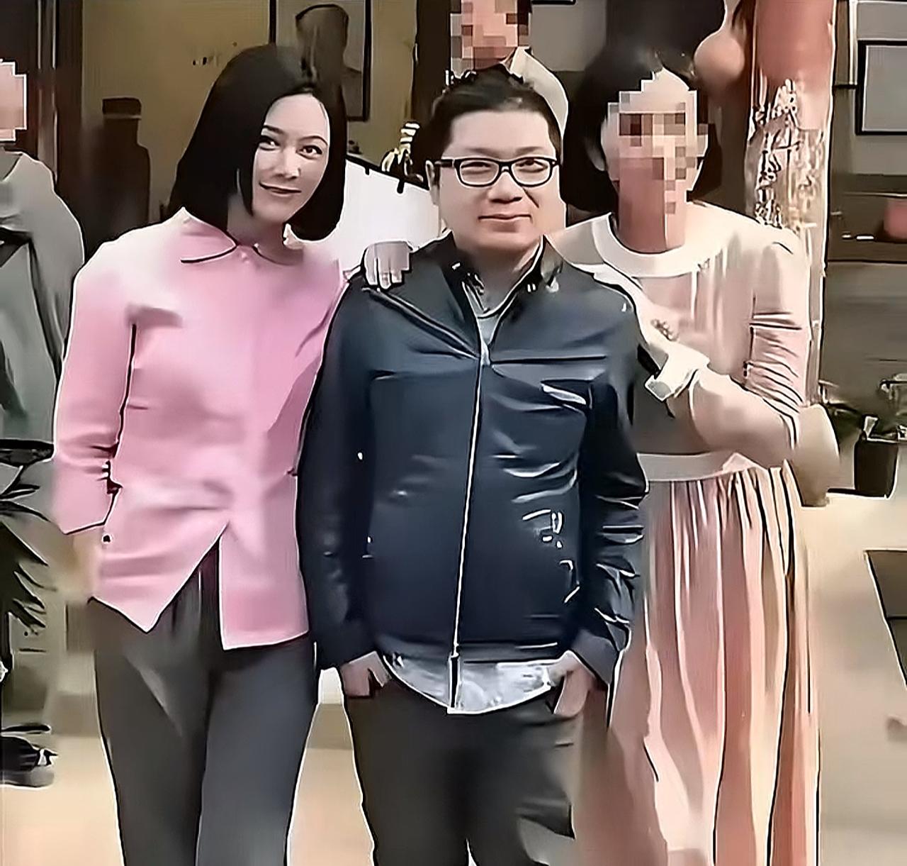 相较于宋伊人和王义博，

程青松和田海蓉的友情，

显得相形见绌。

同样是饱受