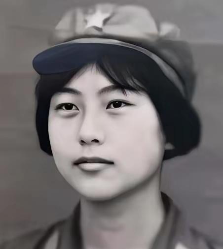 1982年，一女飞行员驾驶运输机从张家口机场起飞，当飞机爬到700米高空时，一架