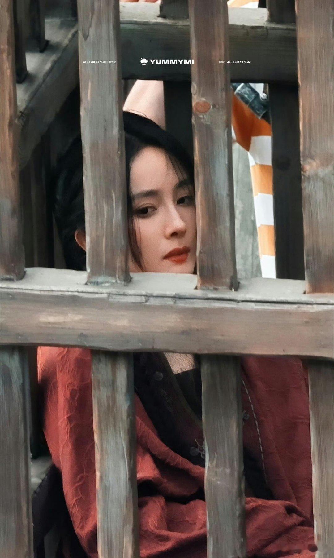 哎呦我，幂姐这大红嘴唇子是粉丝p的还是囚车里真这样啊 