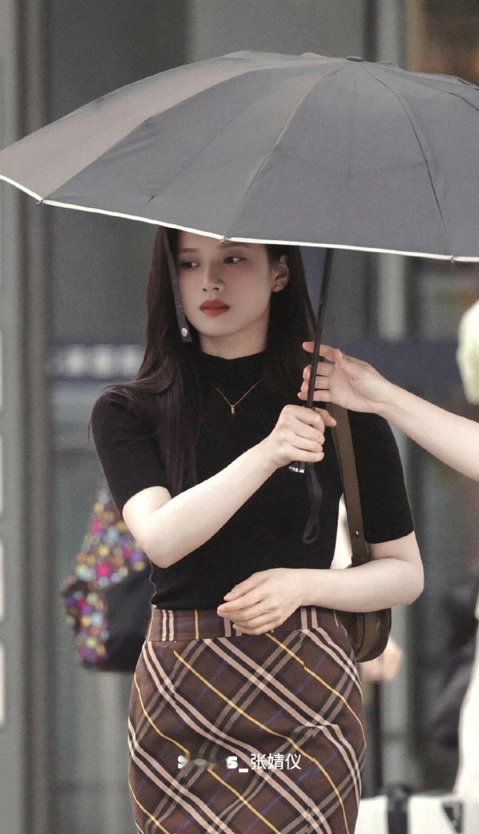 张婧仪《野狗骨头》苗靖路透，一直是很高级的那种气质！ ​​​