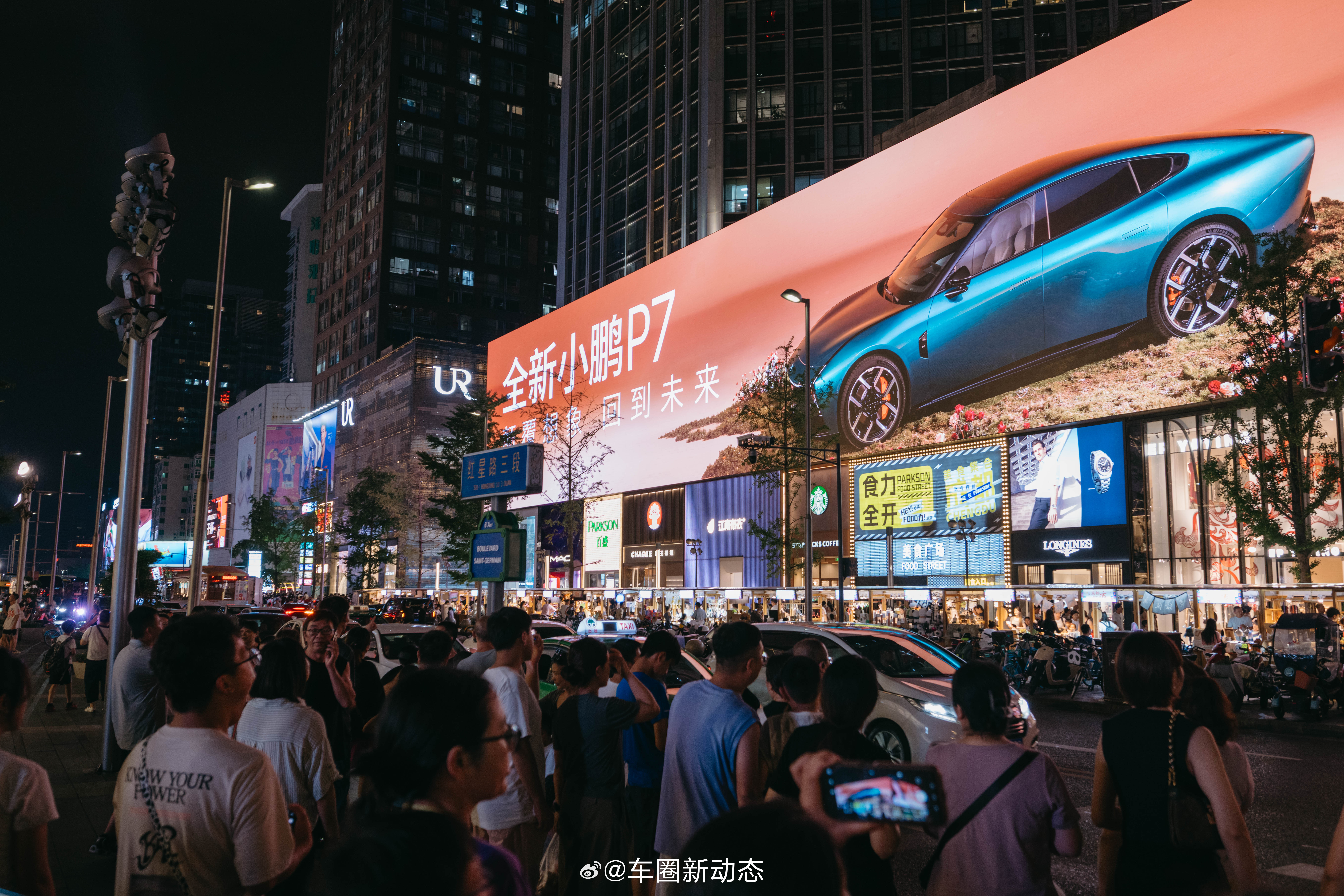 钟楚曦携小鹏P7亮相春熙路全新小鹏P7开启预售 钟楚曦携手全新小鹏P7亮相成都春