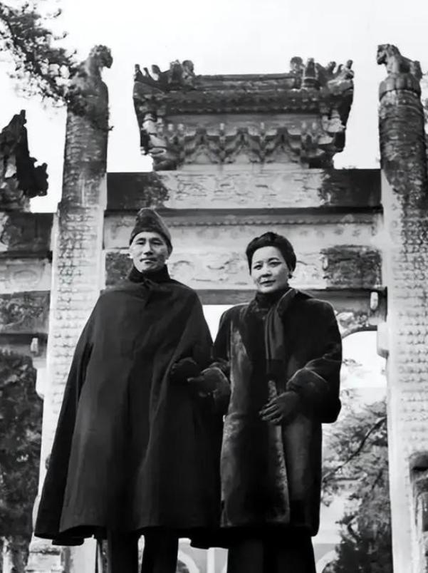 四个女人，一本日记，八年戒色。蒋介石在日记里痛骂自己"与禽兽何异"，发誓要做圣贤