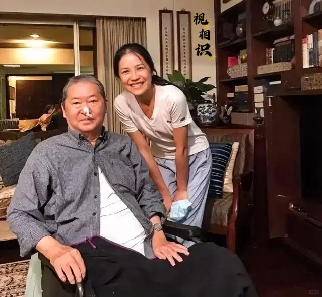 2017年，李敖病逝前的最后一张照片，是由他的长女公开的，镜头中他已经白发苍苍，...