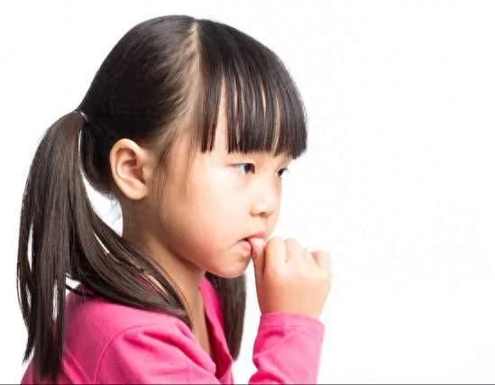 孩子总爱咬指甲，长大容易埋下3个隐患，不少家长还不当回事