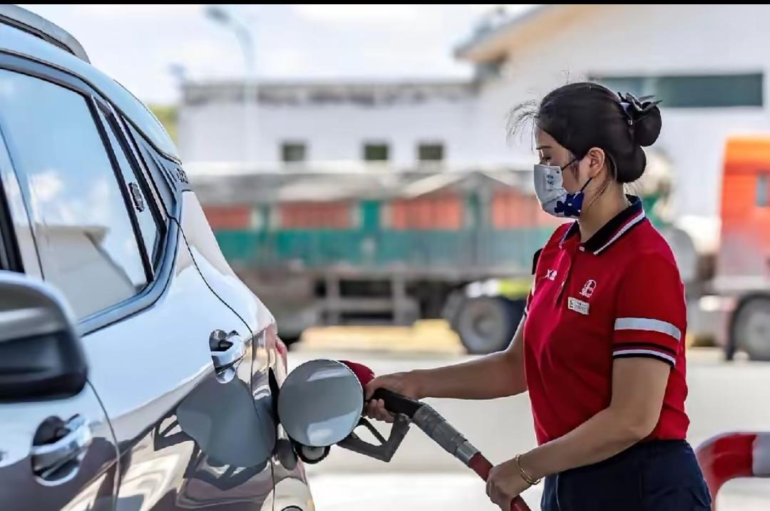 油价上涨，
最难过人的出现了，
不是加油站员工，不是排队加油的车主，而是卖油车的