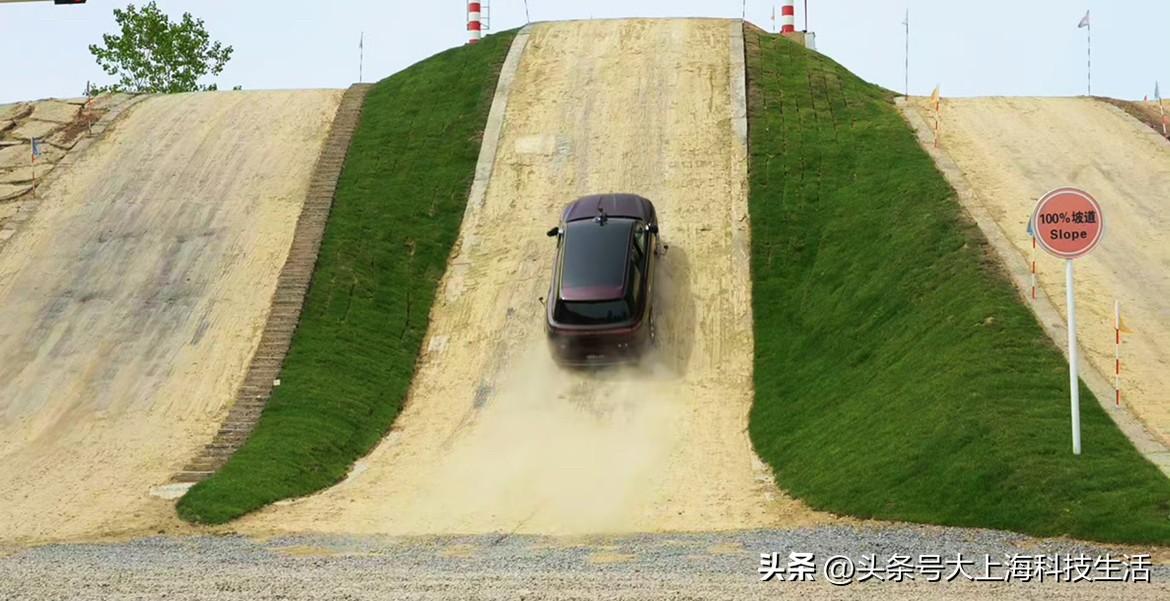 说出来我自己都有点不敢信，岚图泰山X8这款车长5200mm、轴距3090mm，主