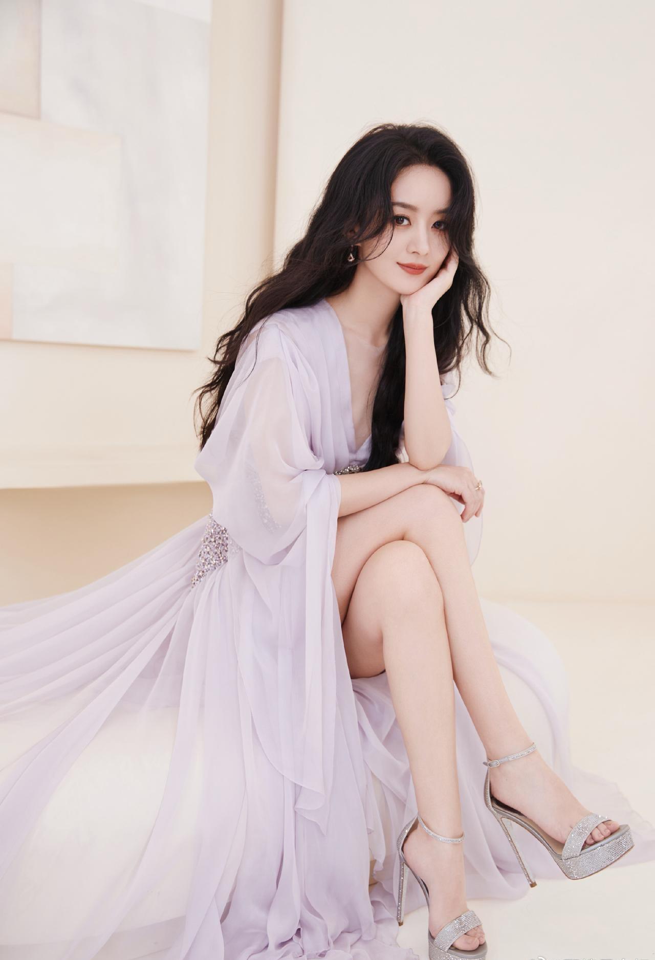 赵丽颖真的要让自己的闺蜜
担任自己的经纪人吗
如果是这样的话
她这个决定太不明智