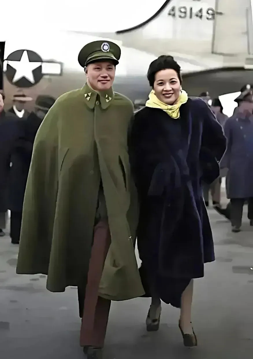 这是蒋介石与宋美龄1947年在延安机场的合影。照片中，蒋介石身披军大衣、头戴军帽
