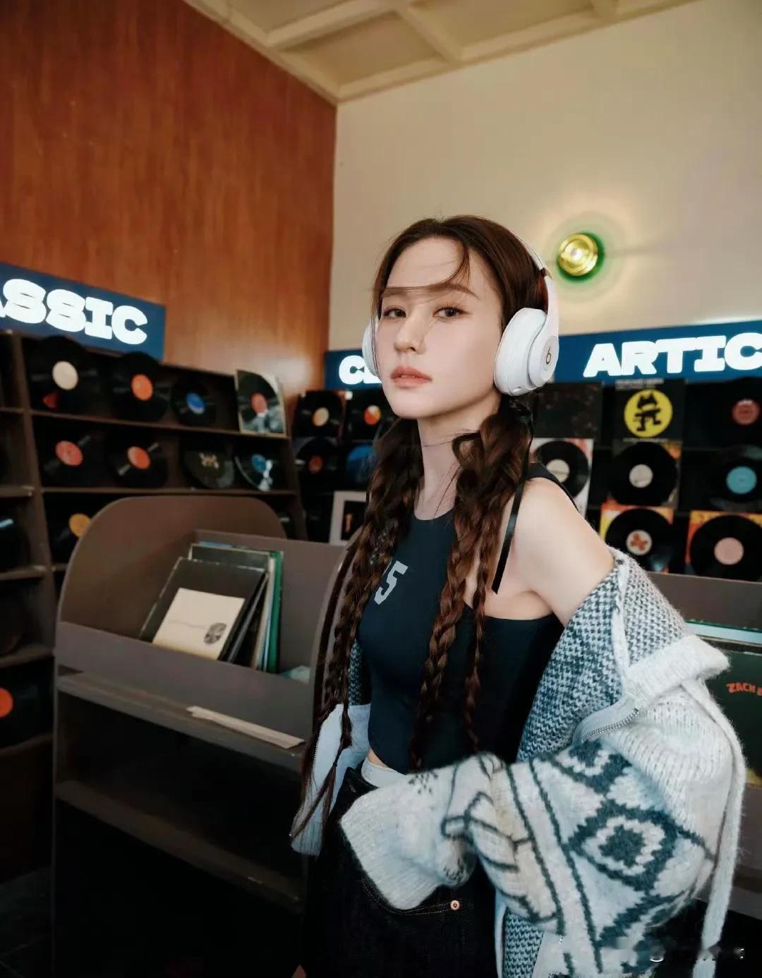 何超莲唱片店拍片，这是当演员拍完戏又要进军乐坛的节奏？真羡慕她的人生，想干嘛就干