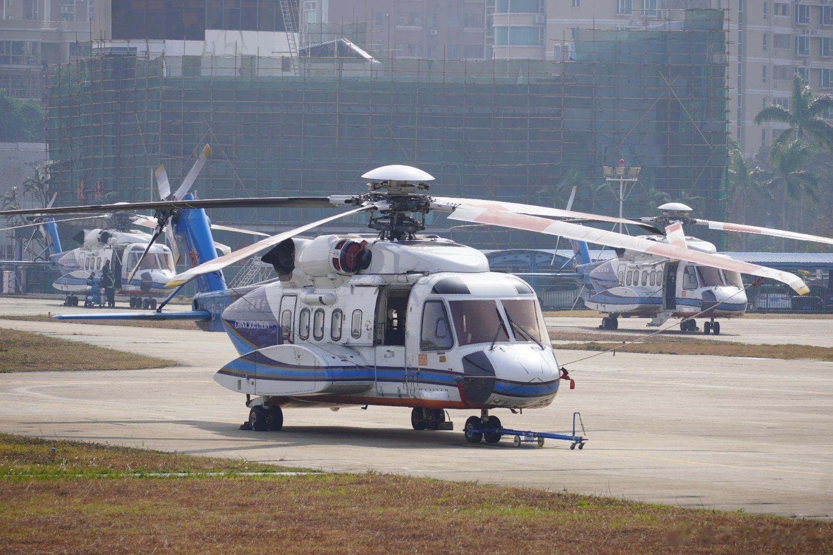 珠海九洲直升机机场，前阵子闹台风，正好遇上南航S-92机队转场过来准备撤台。很多