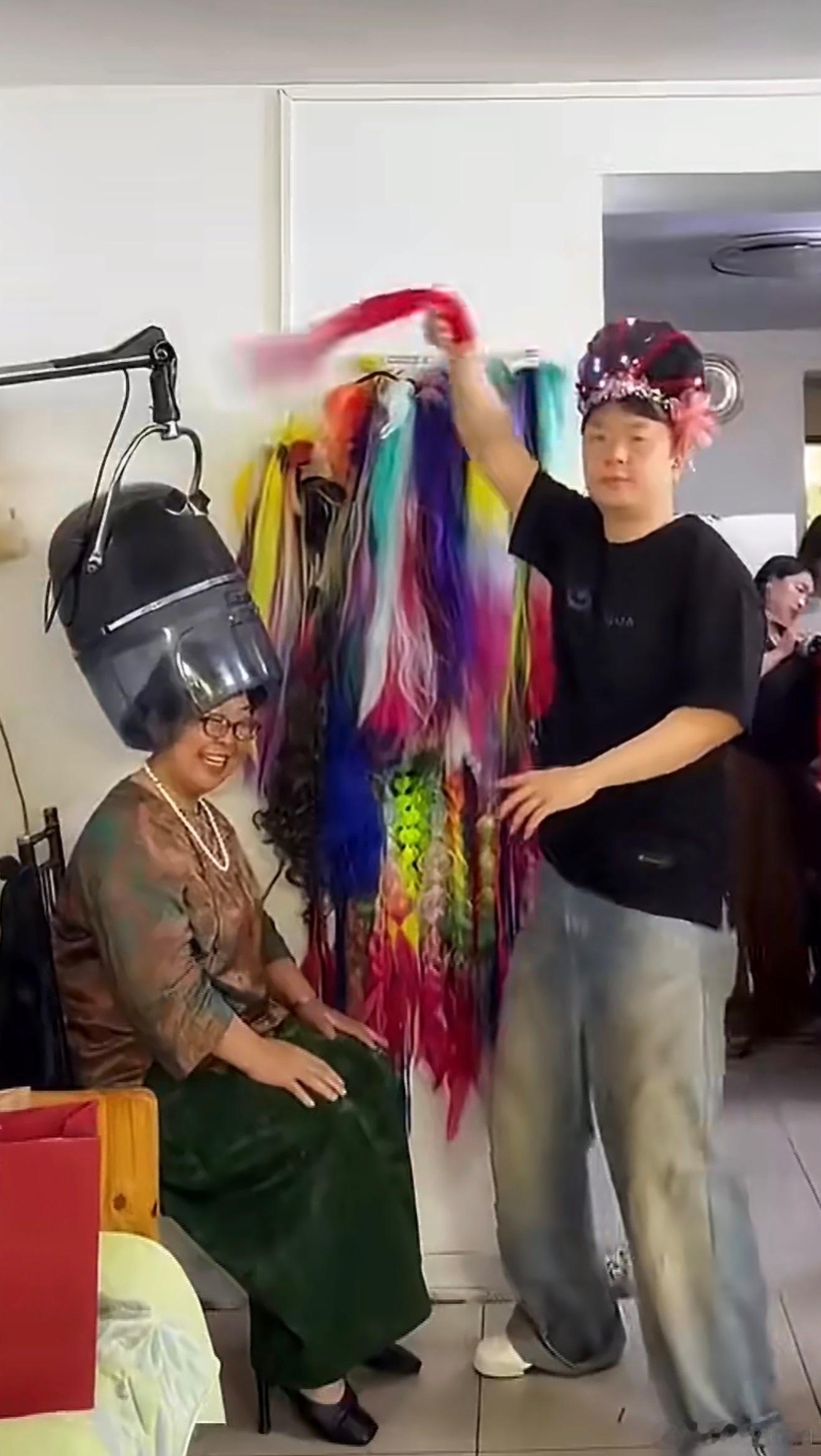 杜海涛杜妈妈好可爱的母子俩！儿子随妈诚不欺我，幸福感拉满的一期内容！杜海涛戴假发