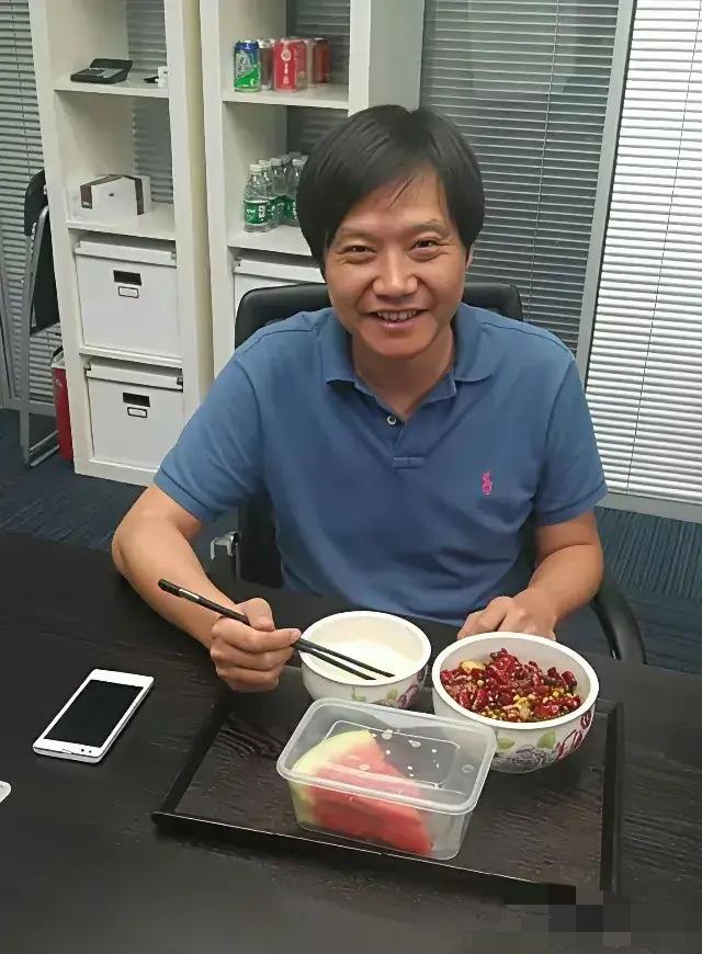 雷总旁边是什么品牌手机啊，看上去是比较老款的手机