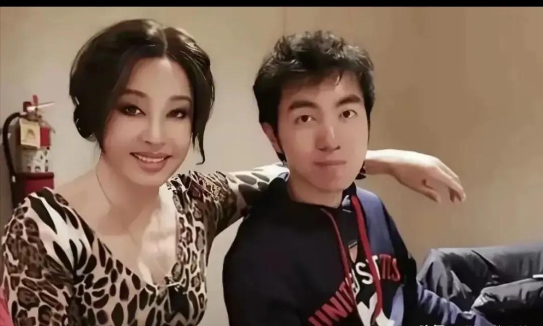 嘿，你瞧瞧那刘晓庆呀，那可真是活脱脱一个“老顽童”式的人物呢！都已经74岁啦，还