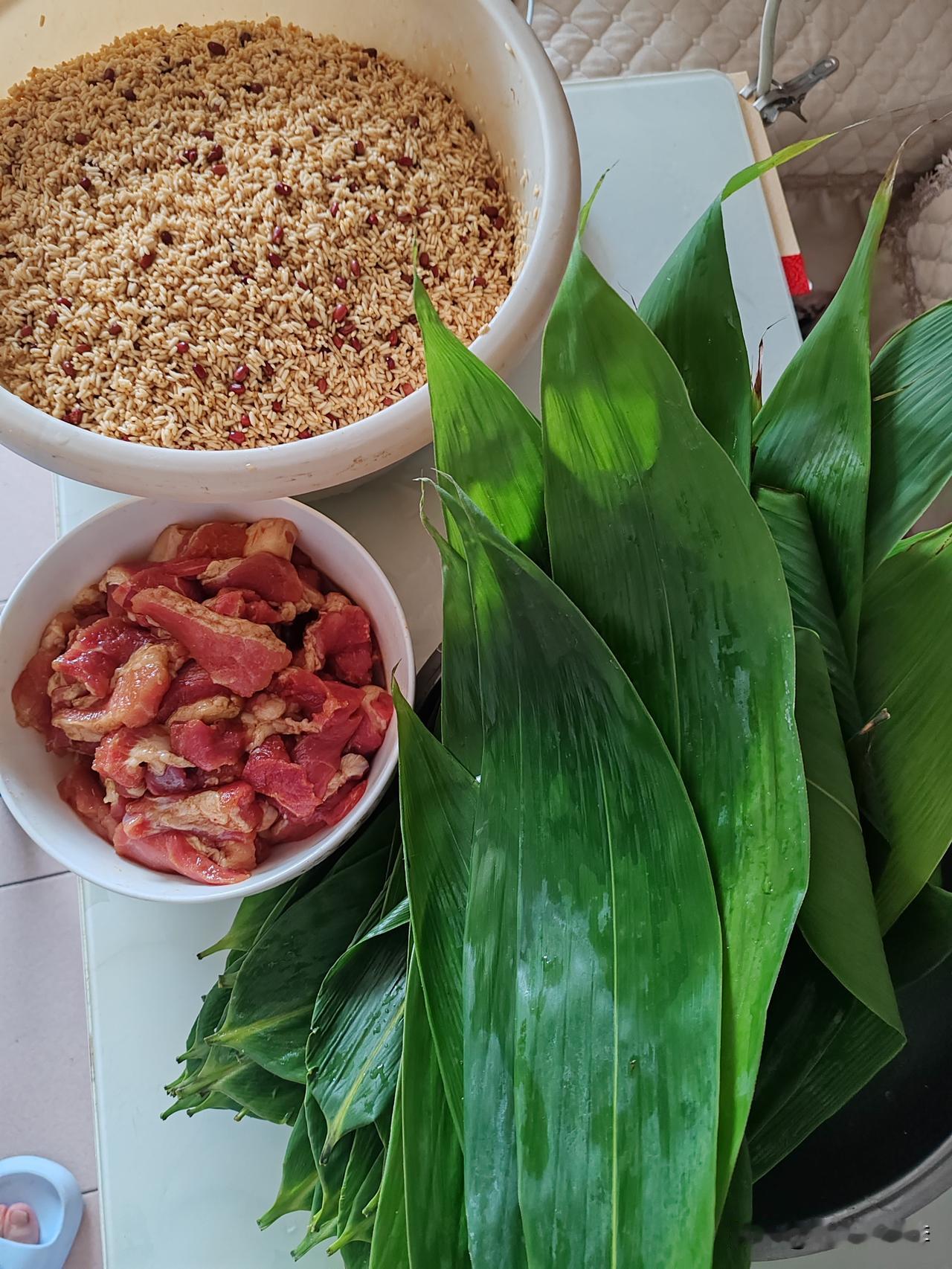 昨天抖音发了包粽子，闺蜜说她也要吃，我承诺今天给她包！昨天包的粽子给两个哥哥和我
