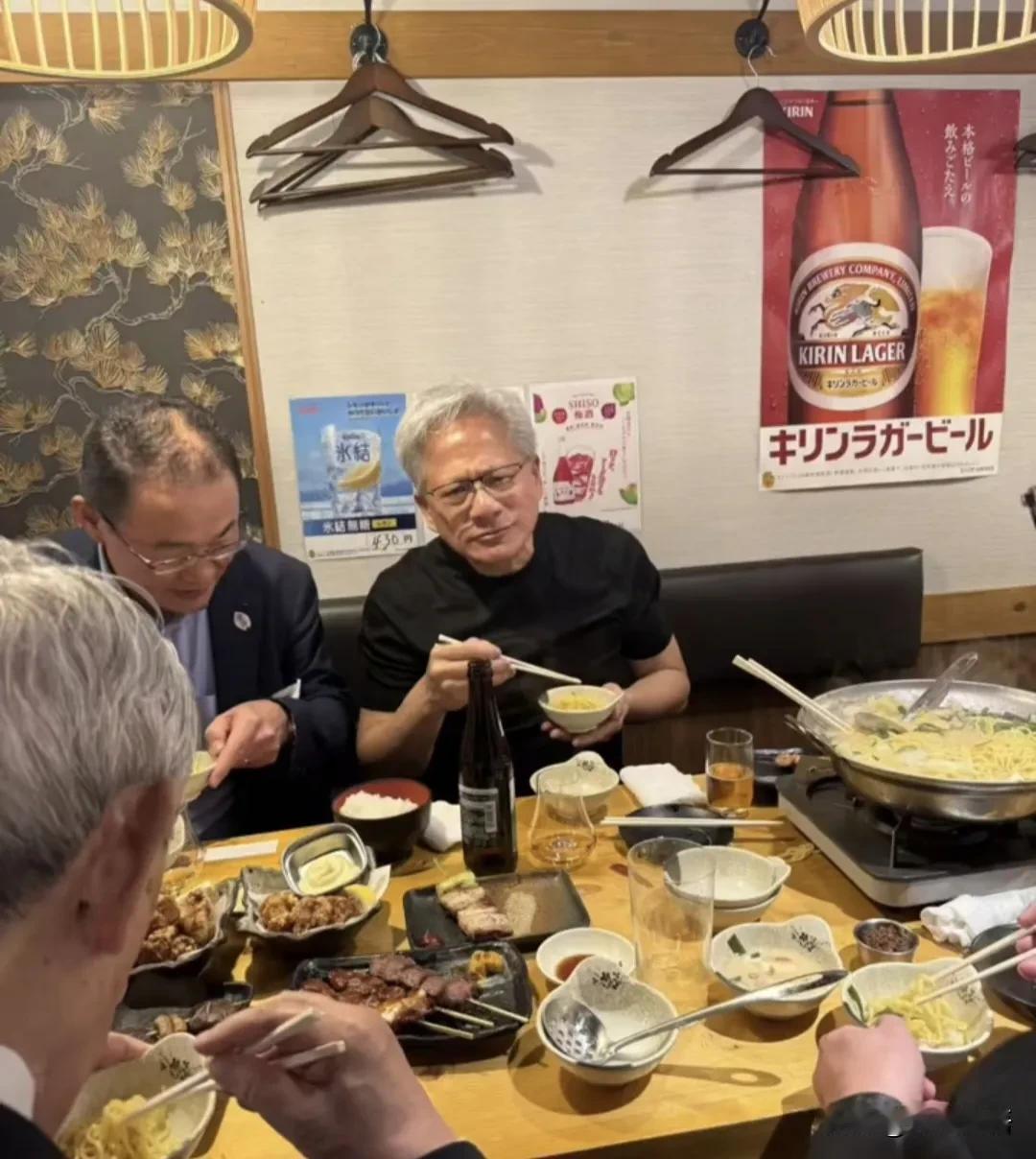 63岁黄仁勋现身日本东京一间小面馆，陪他吃饭的全是日本商界的大佬。大家围在一张桌
