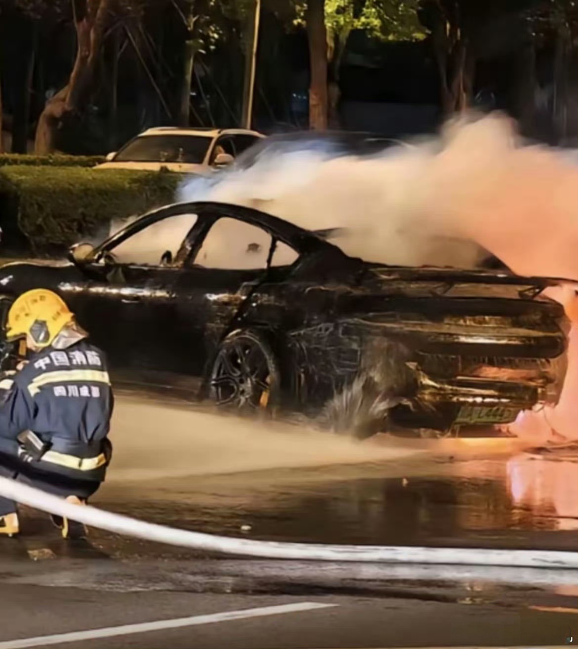 警方通报小米成都车祸既然是酒驾超速，那确实神仙难救。只不过从现场视频截图来看，前