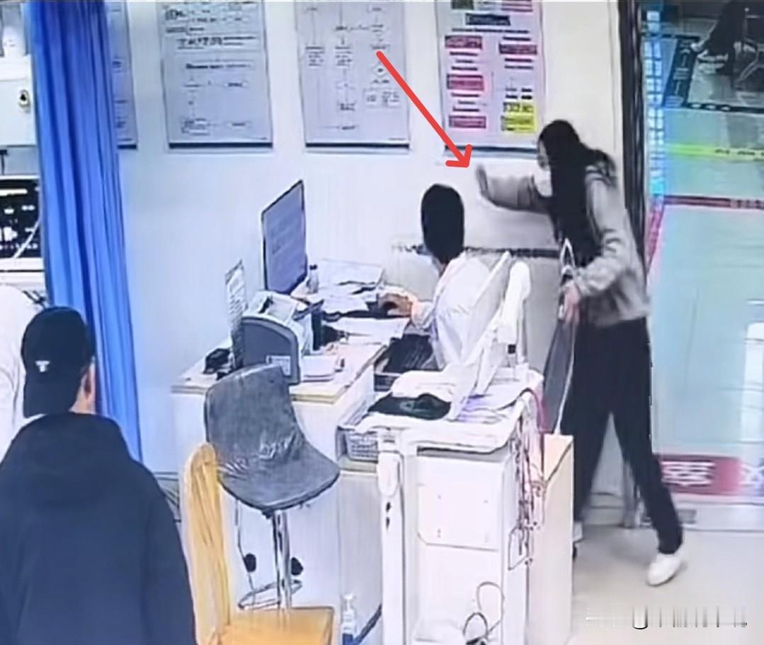 见过蠢的，也见过笨的，而这个刁某真是又笨又蠢！近日四川西昌公安接到一起报警电话，