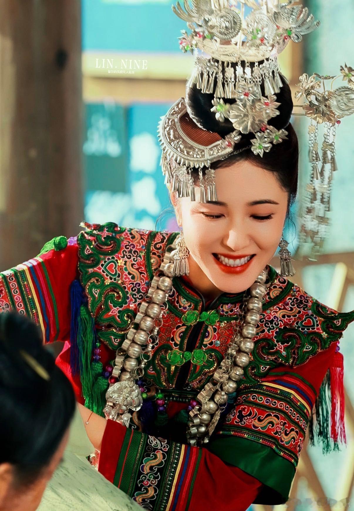 曾黎完播率200%的舞台诞生了 曾黎跨年舞台封神！携手贵州苗侗女性带来《村歌遇到