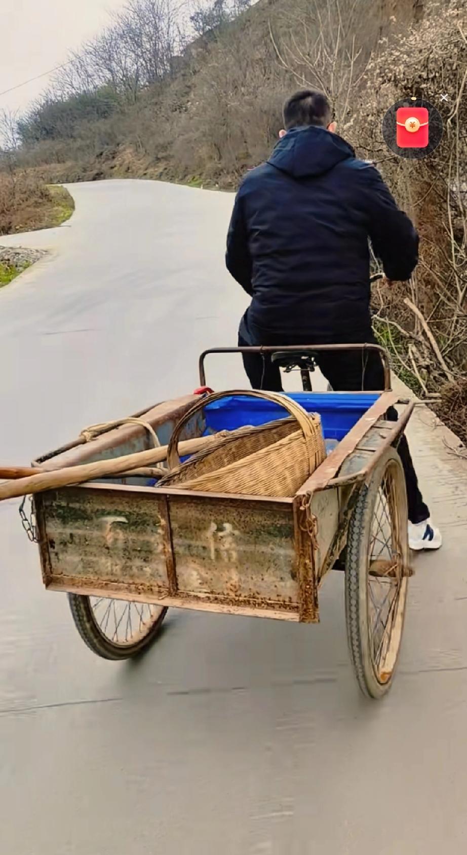 胡龙回到家这几天，一点也没有抱怨在家里干农活的累 ，无论是挖地拔胡萝卜 ，骑三轮