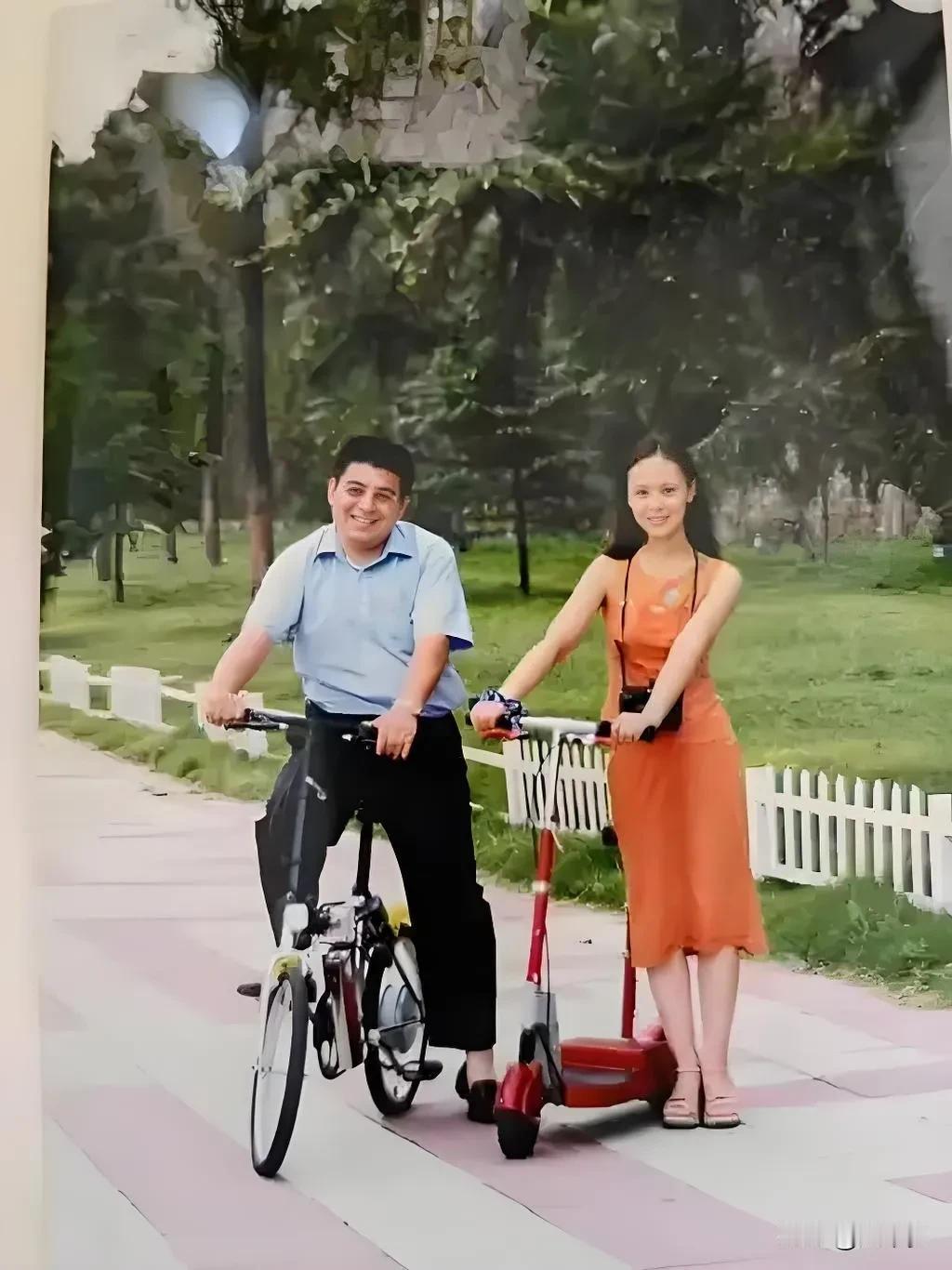 看到这张照片，陈光标的前妻只怕是后悔得肠子都青了。
白红与陈光标既是青梅竹马，又