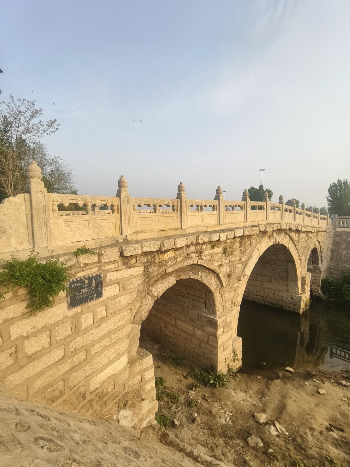 先于桥又名仙人桥，坐落于邢台襄都区牛尾河与围寨河交汇处，是清嘉庆九年大修的三孔青