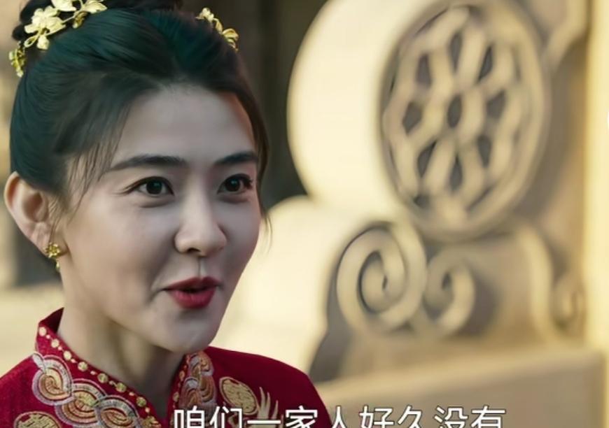 龙湾国际会展中心穹顶落下十万颗水晶。
文江燕的白纱拖尾扫过星辰投影地毯时，被撵出