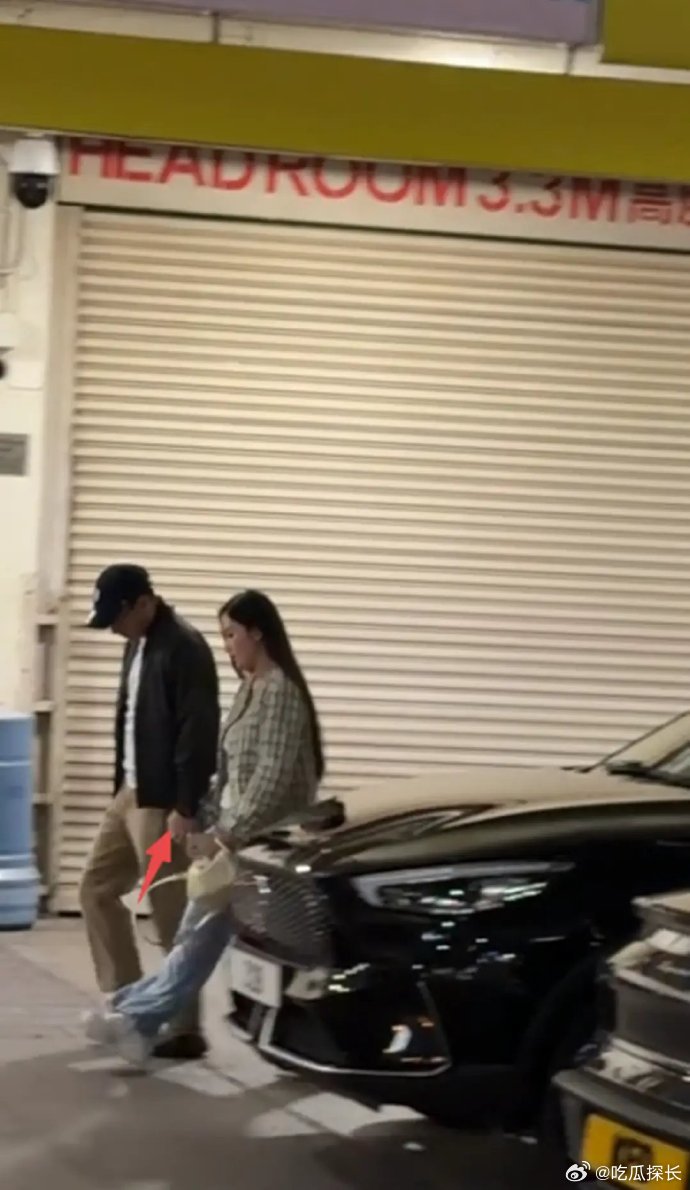 刘恺威与女子牵手被偶遇 疑似偶遇刘恺威新恋情，咱网友就是啥都能偶遇到哈哈哈 疑似