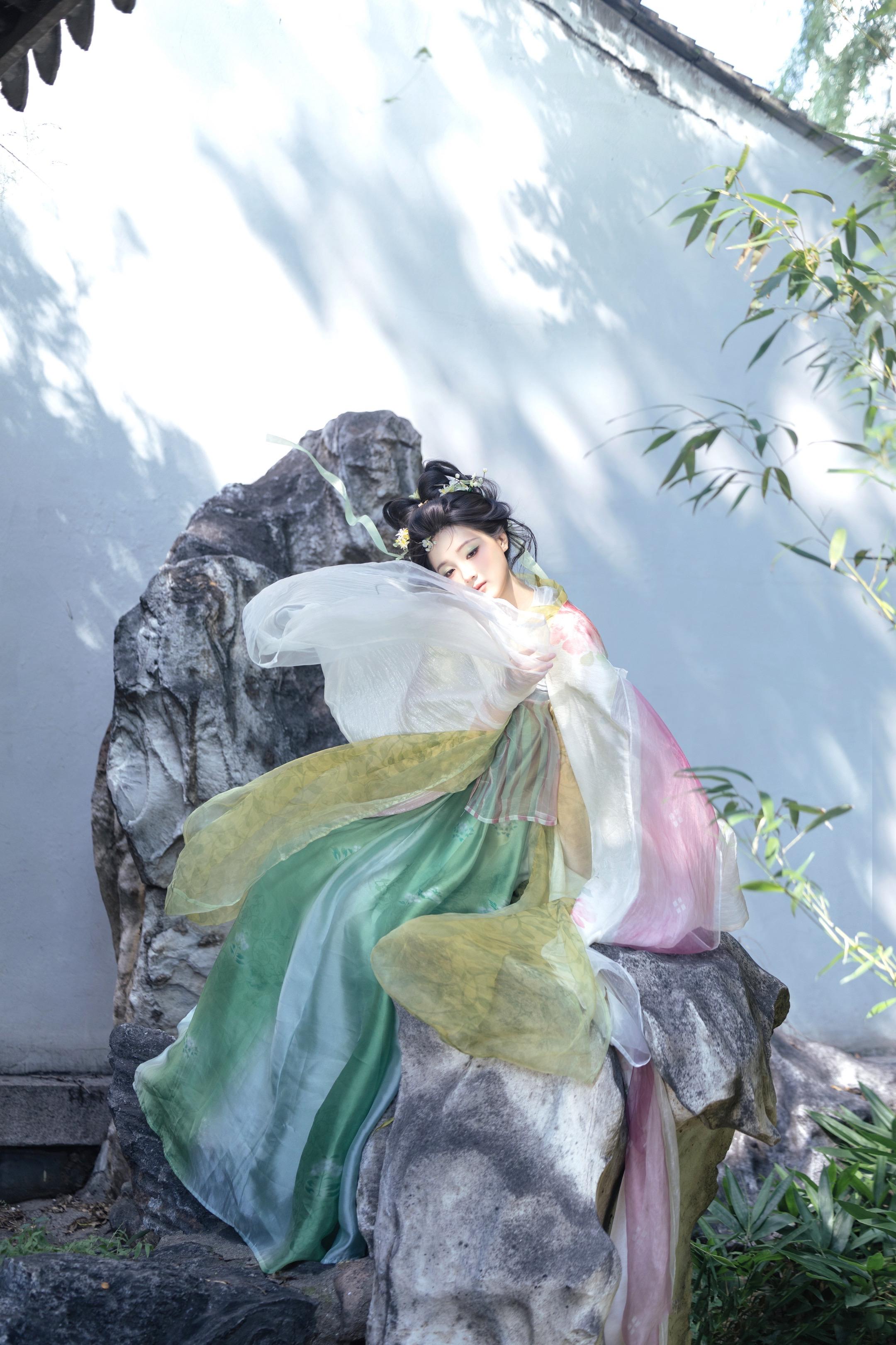 ‘ 扶墙花影动 ’