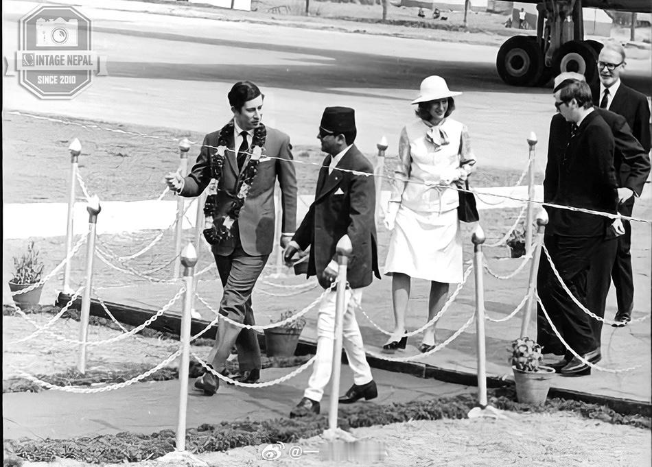 英国王室  1975年2月，尼泊尔的比兰德拉国王的加冕礼举行在即，威尔士亲王查尔