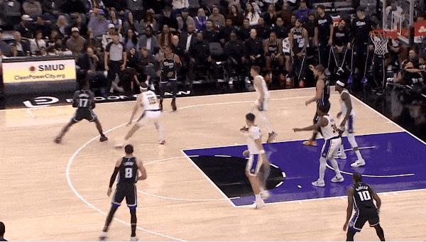回来啦！威少连中三分点燃主场！
在今天NBA常规赛国王对阵湖人的第二节比赛中，威