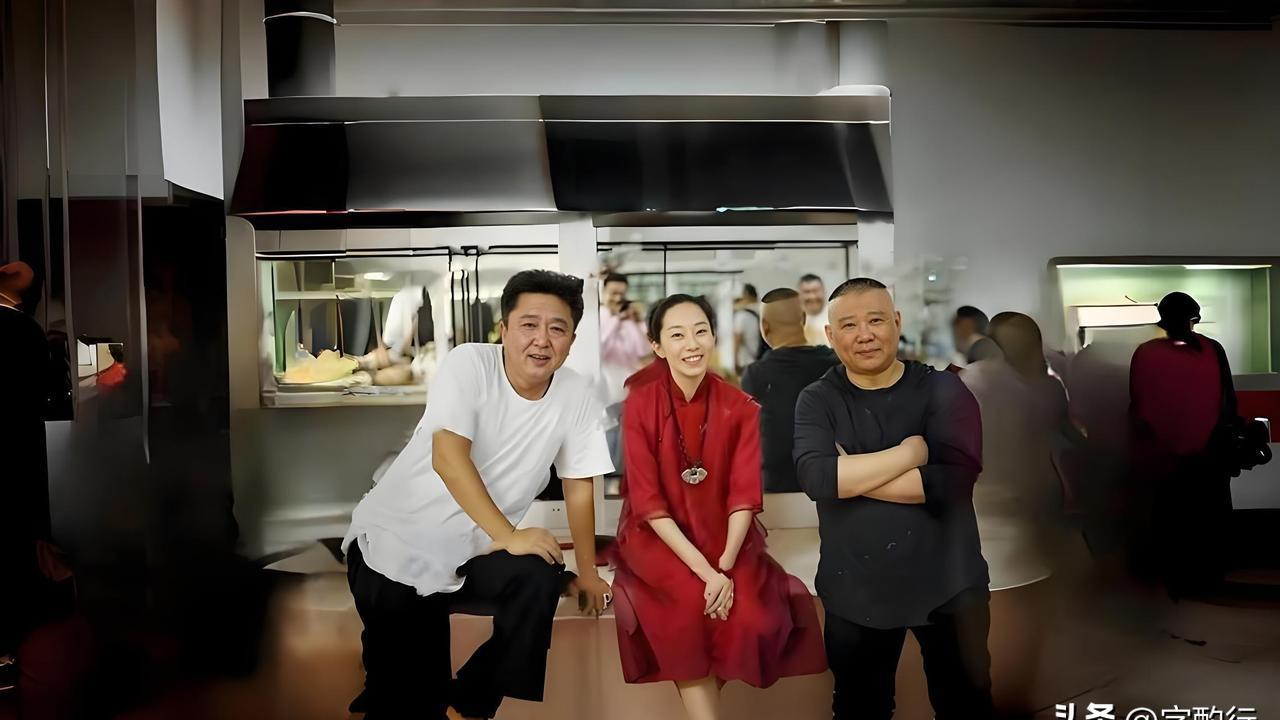 侯耀文的女儿在德云社打卡上班。
不是挂名。
不带光环。
合同她一条条对，演出排期