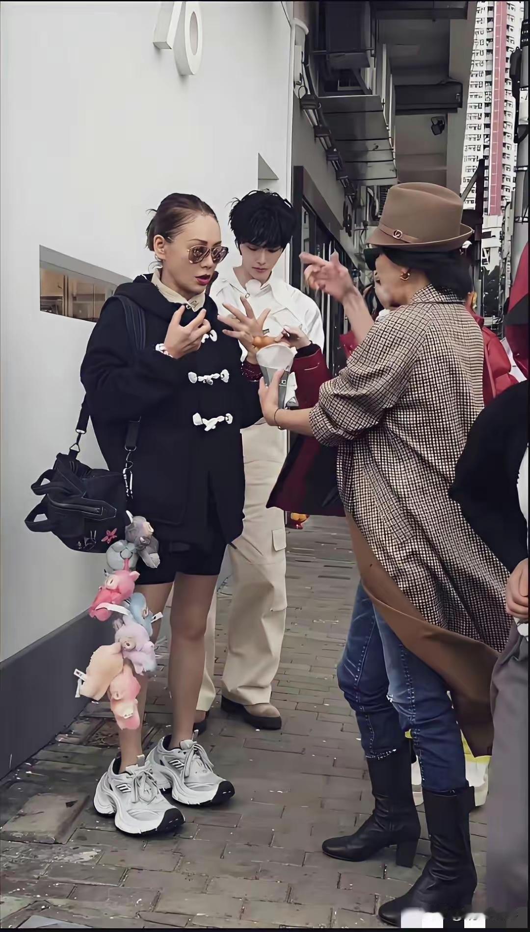 五十多岁阿姨身上挂六七个拉布布还涂绿口红黑口红，这打扮真不是一般吸睛！

有人说