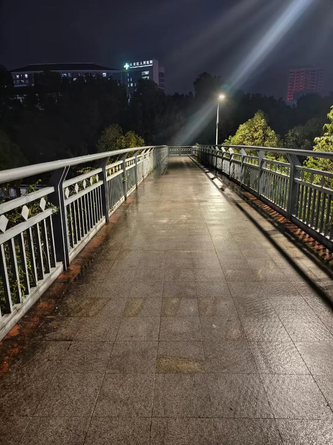 昨夜手术
        南木子
急促电话声，
加班去救人。
深夜手术做，
期盼