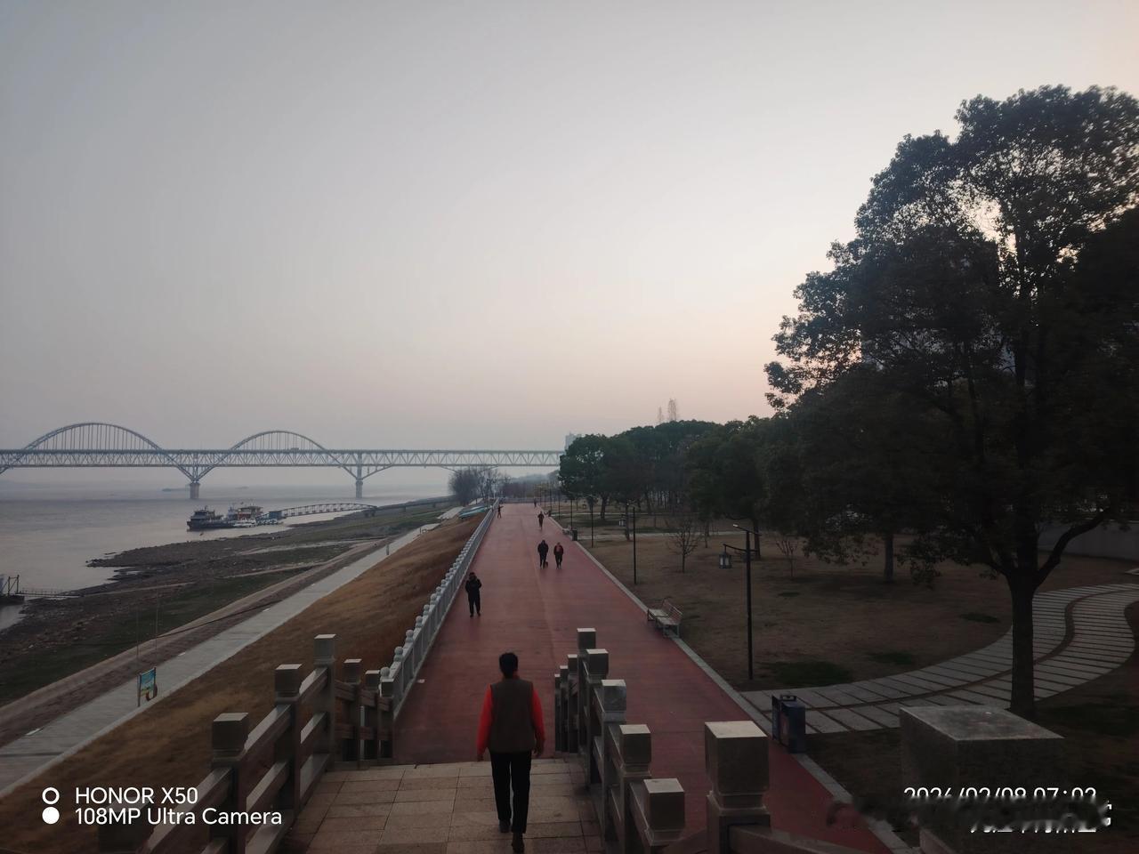 2月8日长江岸边晨练“上头条聊CBA”