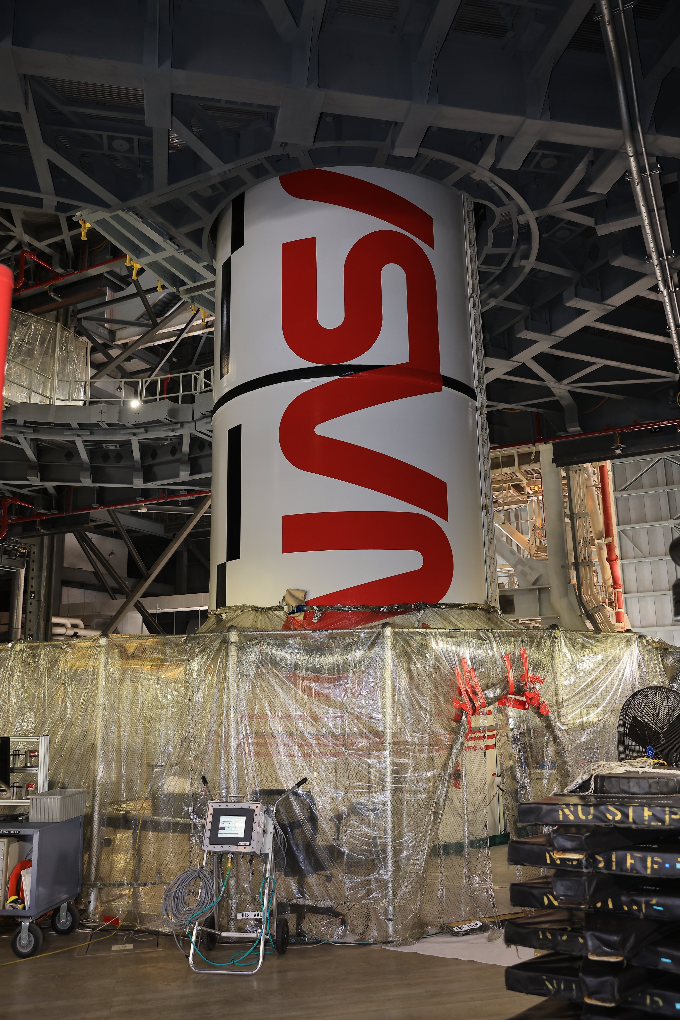 一点一点地，NASA阿尔忒弥斯3号任务SLS固体火箭助推器，正逐步完成在移动发射