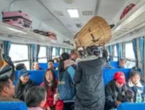 火车卧铺车厢里，71岁的李老师只是起身准备下车，目光扫过邻隔间的身影，便脱口喊出