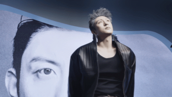 黄景瑜学会正确用脸了皮衣银发，冷峻眉眼，怼脸拍也扛得住。这张脸就该这么用！从封面