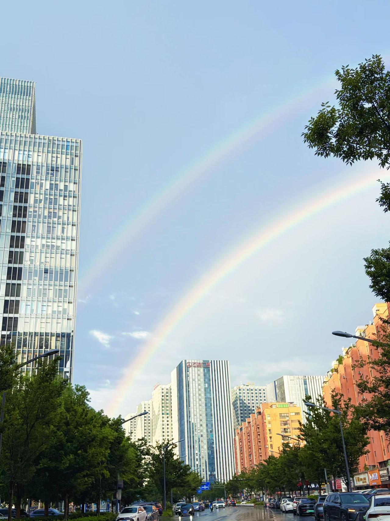 下班路上的惊喜，偶遇了双彩虹

风雨散尽，满目温柔🌈

今日份好运已签收……