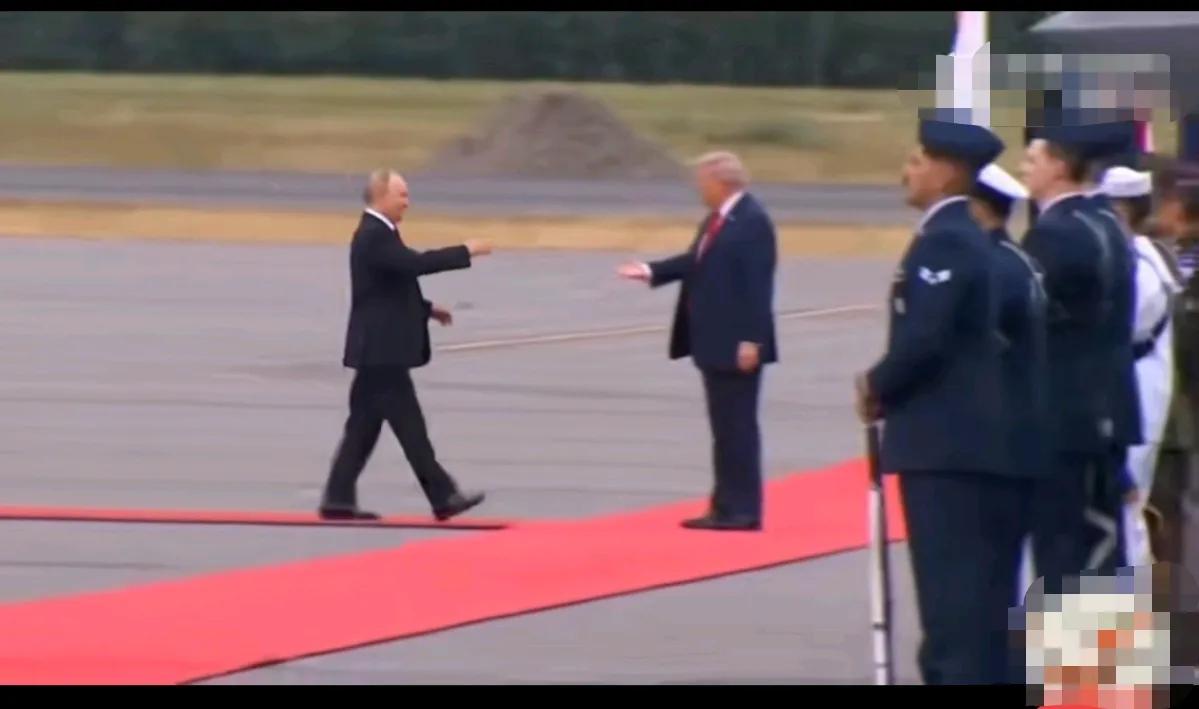 普京就不该跑到阿拉斯加去跟特朗普会晤！到美丽国的地盘去会晤，本身就矮了两分，然后
