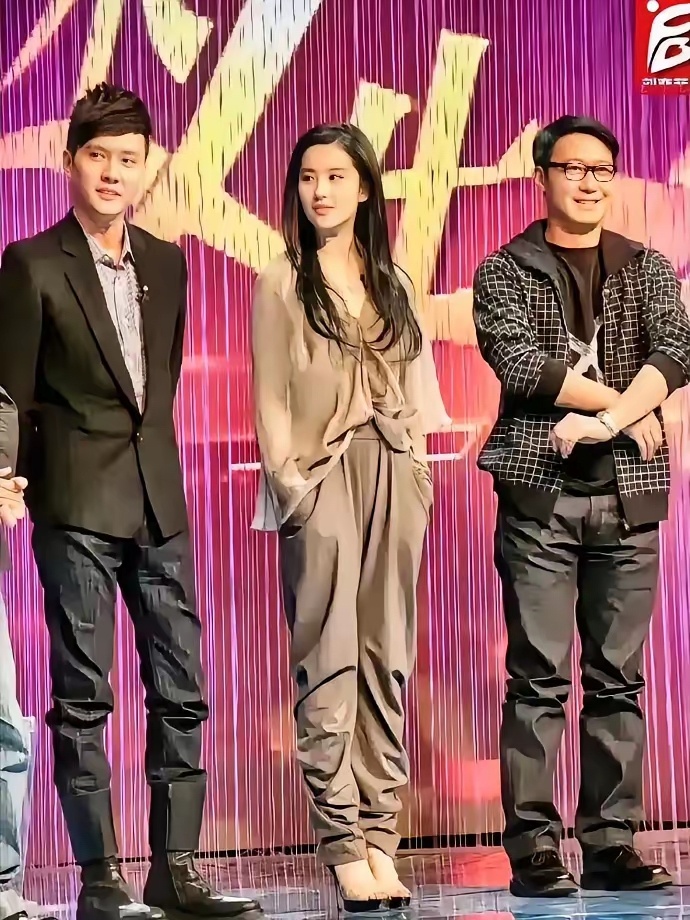 以前演员上台很松驰，黎明两手一搭，冯绍峰背着手，刘亦菲双手插口袋，衣服很普通，看