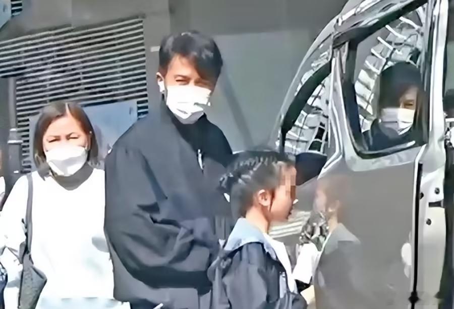 小糯米12岁近照曝光，身高快到1米7，父母陪伴巨大差距看着心酸 