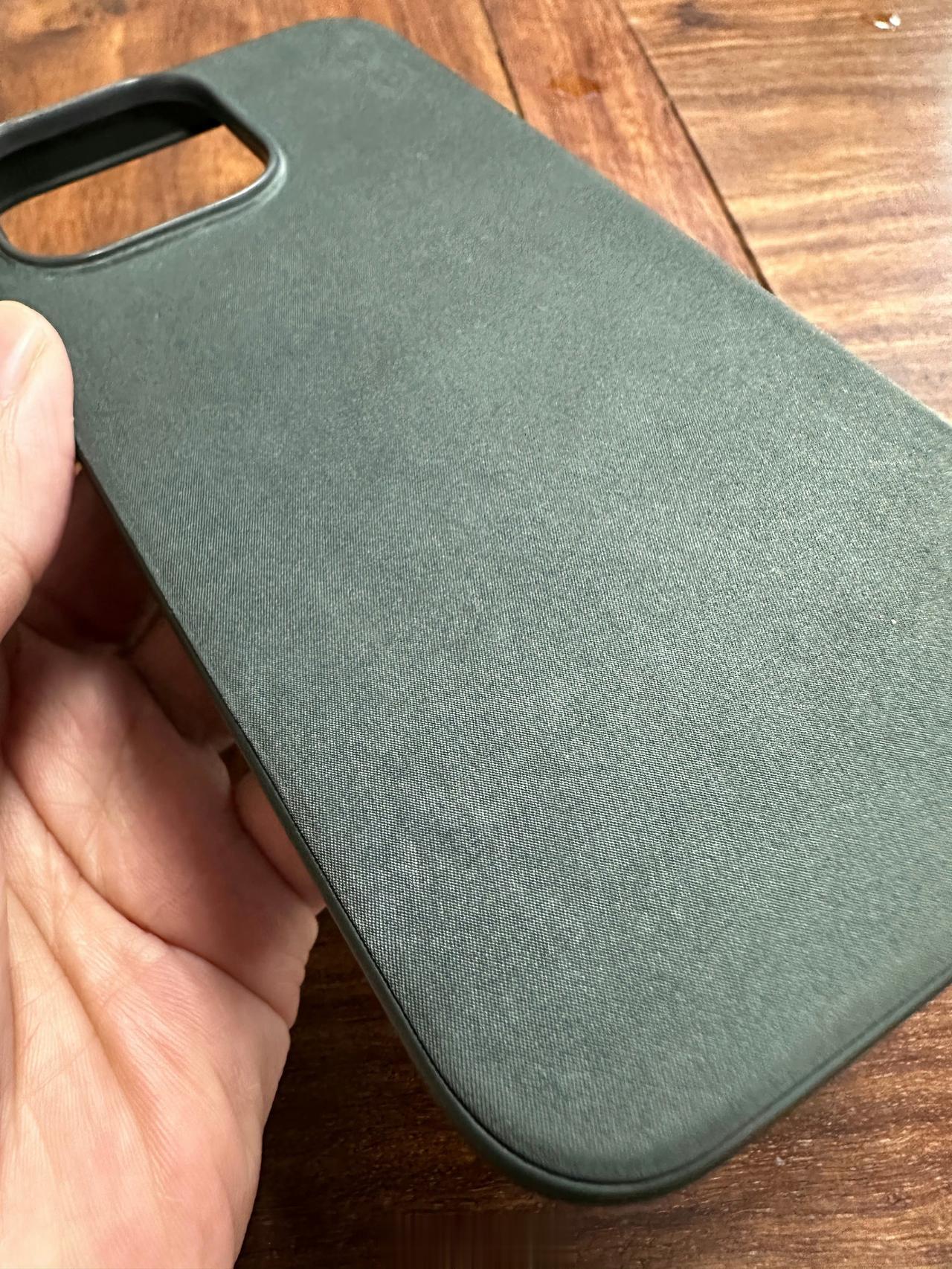 据说苹果今年将不再推出皮革保护壳，转而推出 FineWoven 保护壳，采用超